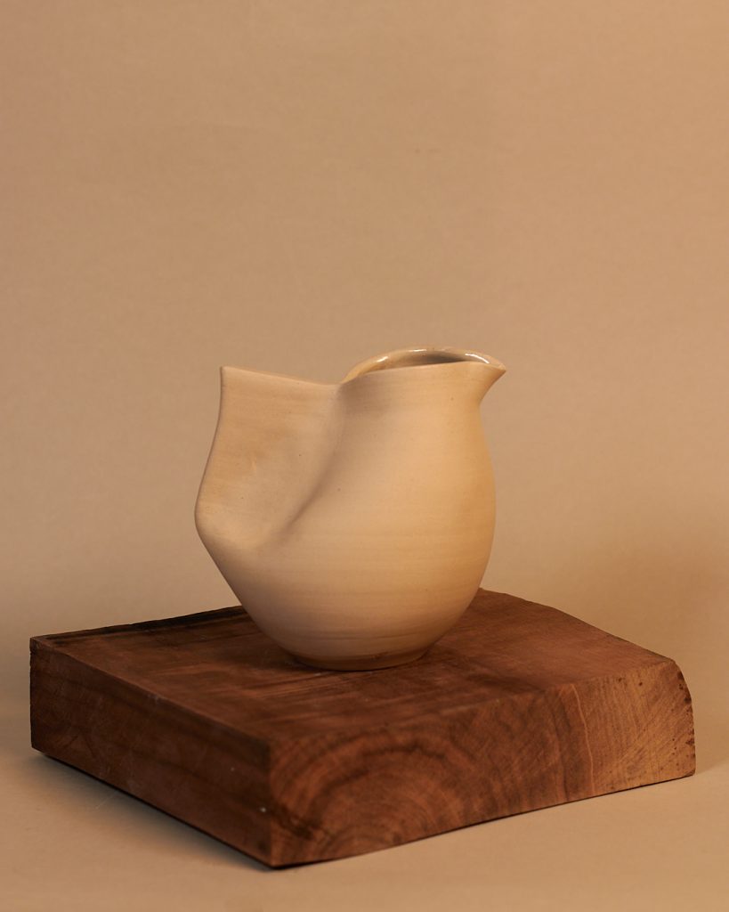 Krug klein in Form eines Vogels, heller Ton transparent glasiert, auf Töpferscheibe gedreht handgermacht