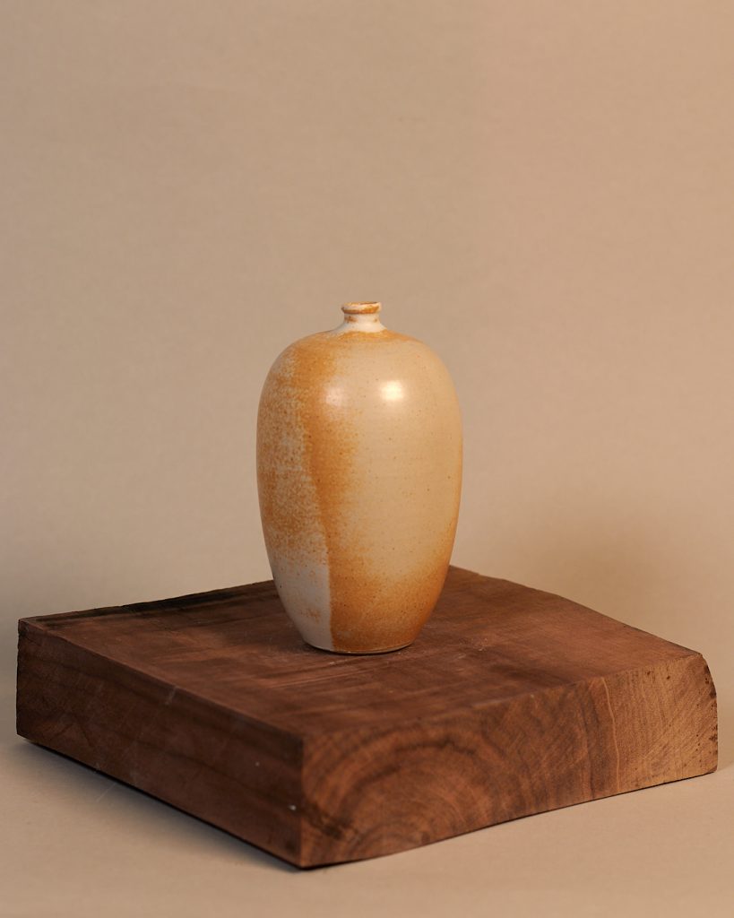 Vase heller Ton auf Töpferscheibe gedreht Steinzeugton handgemacht