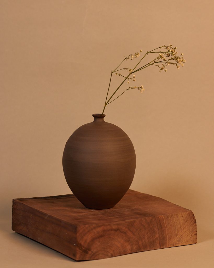 Vase schwarzer, dunkler Ton transparent glasiert auf Töpferscheibe gedreht handgemacht