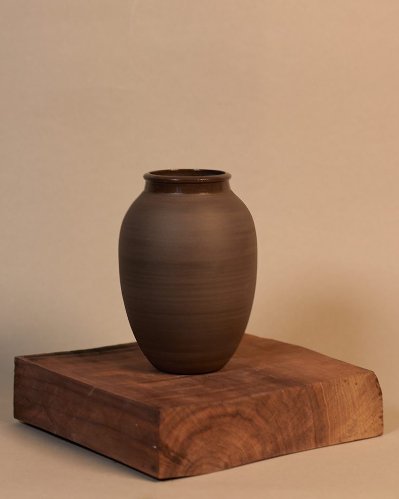 Vase schwarzer, dunkler Ton transparent glasiert auf Töpferscheibe gedreht handgemacht