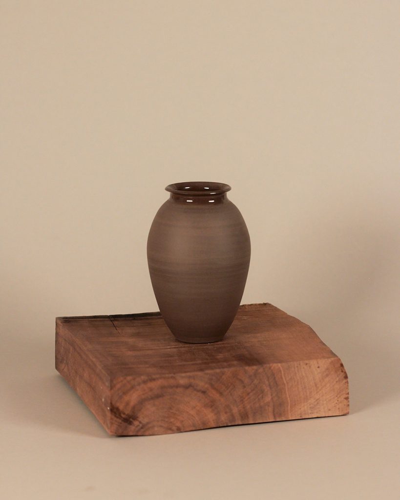 handgemachte Vase auf Scheibe gedreht Töferscheibe, dunkler anthrazitfarbener Ton transparent glasiert