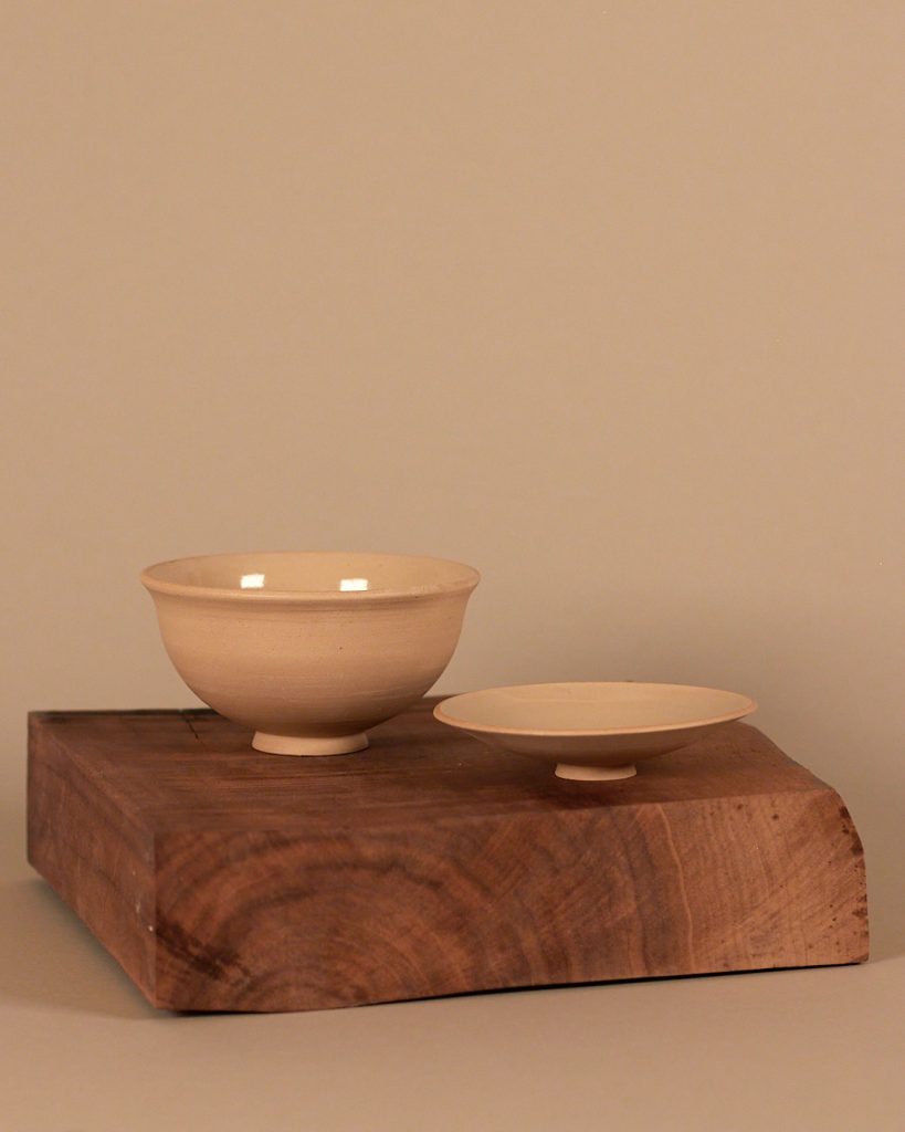 Handgemachtes Schälchen mit Deckel aus Ton, hell, creme