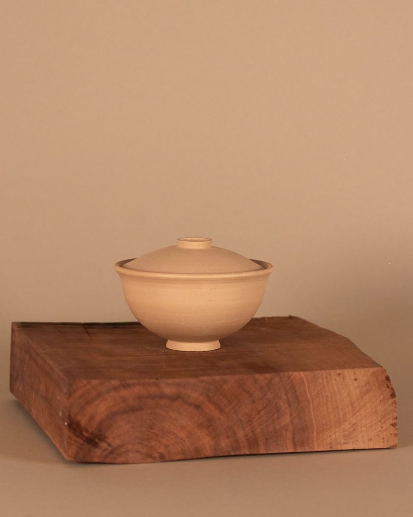 Handgemachtes Schälchen mit Deckel aus Ton, hell, creme