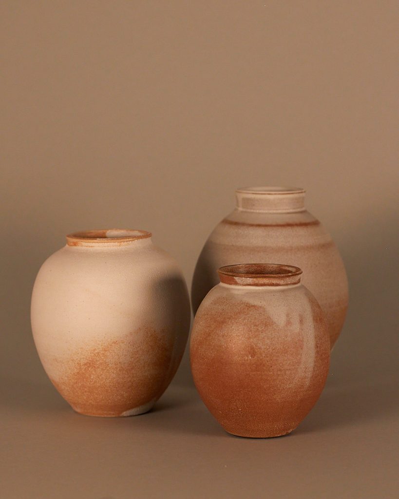 handgemachte Vasengruppe aus Steinzeugton, hell, orange, creme