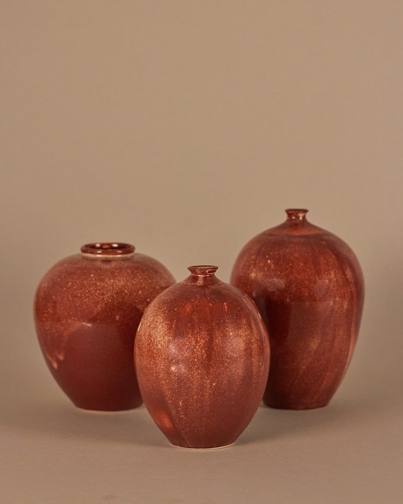 Handgemachte Vasengruppe aus Steinzeugton, rote Glasur mit hellen Sprenkeln