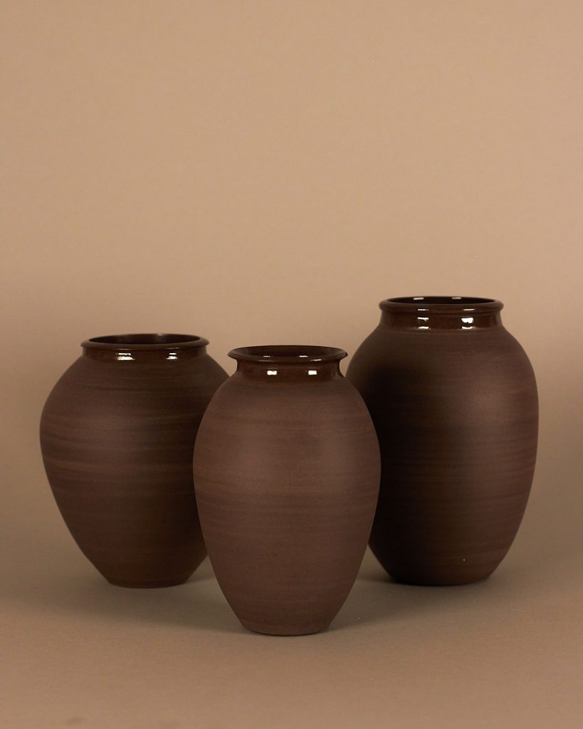 Handgemachte Vasengruppe aus dunklen, schwarzen, anthrazitfarbenen Steinzeugton, transparent glasiert.