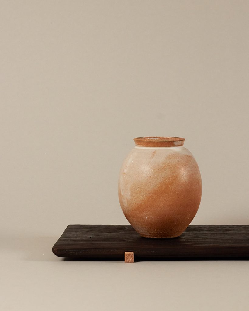 Tablett aus geschwärzter Eiche mit handgemachter Vase