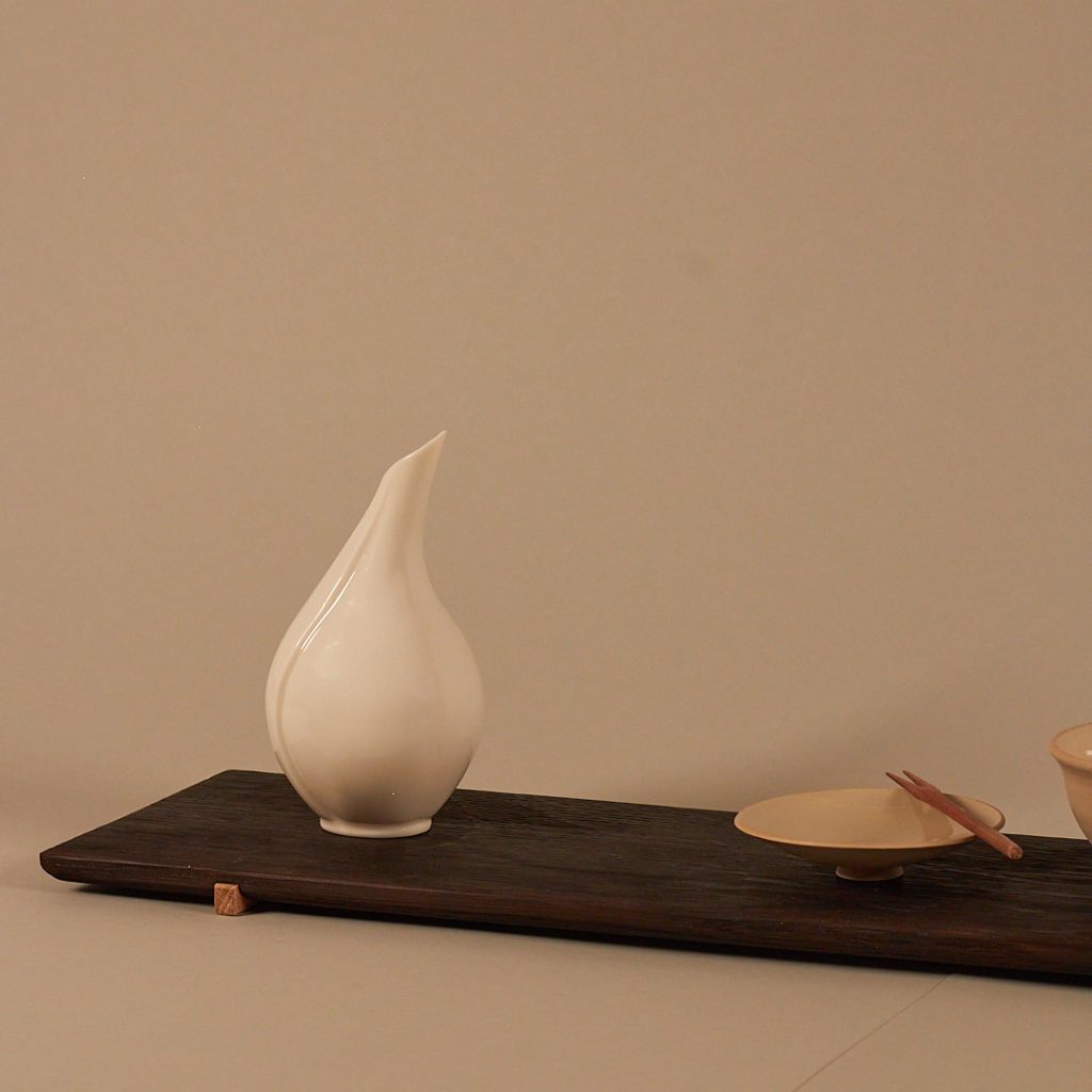 Tablett aus geschwärzter Eiceh mit handgemachter Porzellanvase und Teller und Holzlöffel