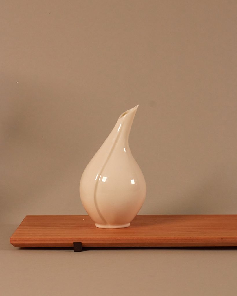 Porzellanvase handgemacht auf Tablett Kirschholz