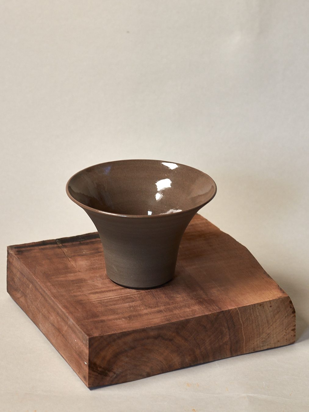 Teller schwarzer, anthrazitfarbener Ton, transparente Glasur handgemacht, auf Töpferscheibe gedreht