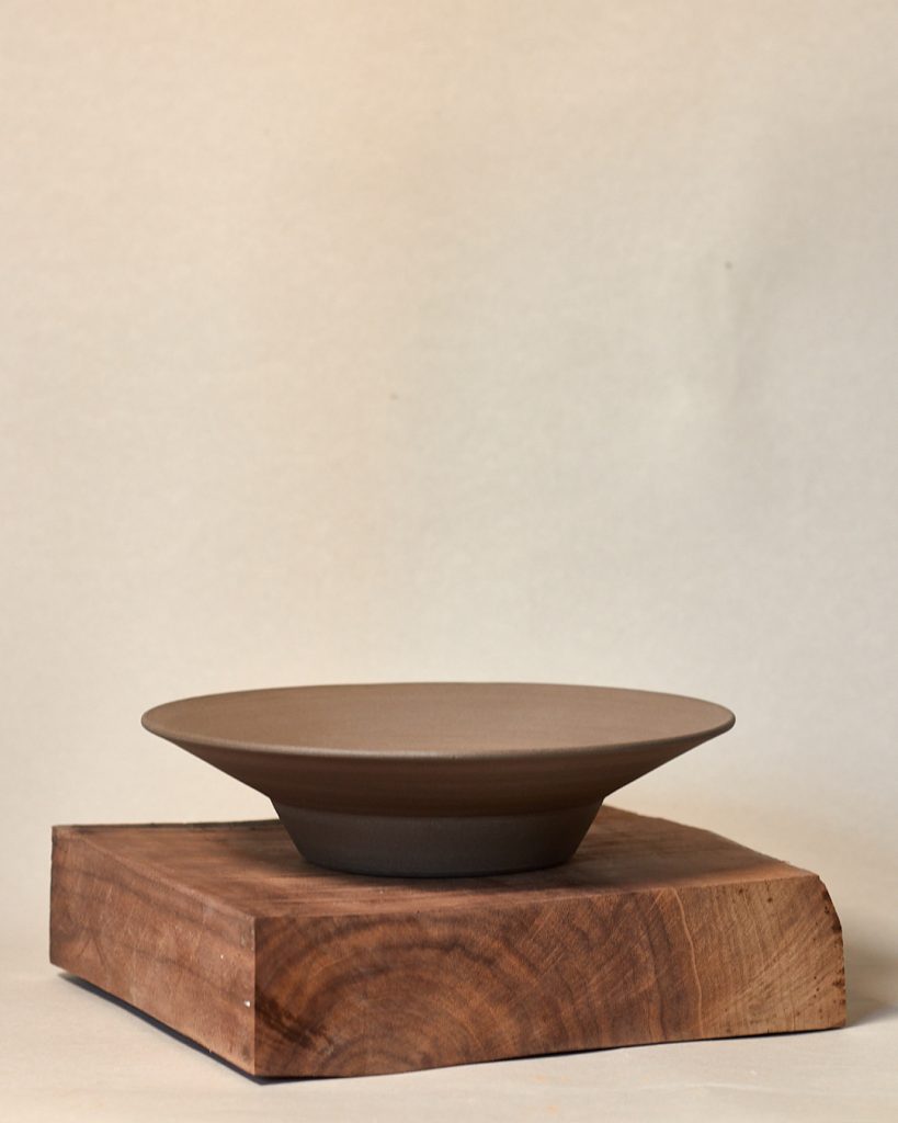 Teller schwarzer, anthrazitfarbener Ton, transparente Glasur handgemacht, auf Töpferscheibe gedreht