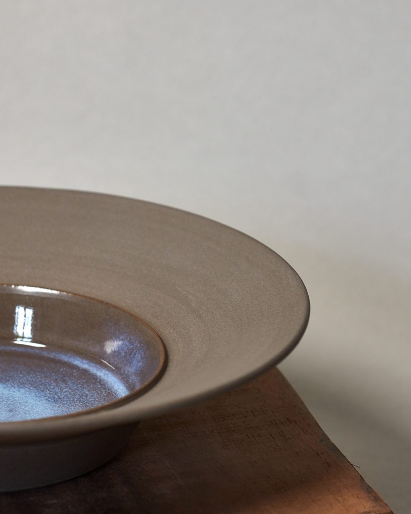 Teller schwarzer, anthrazitfarbener Ton, transparente Glasur handgemacht, auf Töpferscheibe gedreht