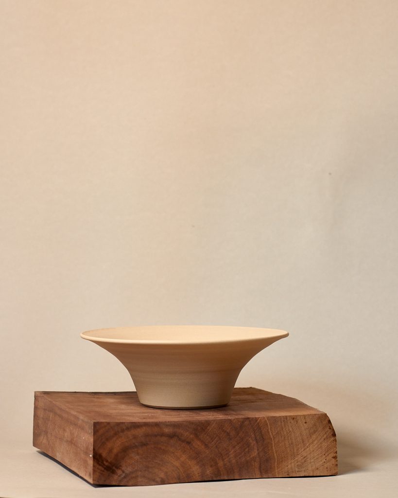 Teller heller, cremefarbener Ton, transparente Glasur handgemacht, auf Töpferscheibe gedreht