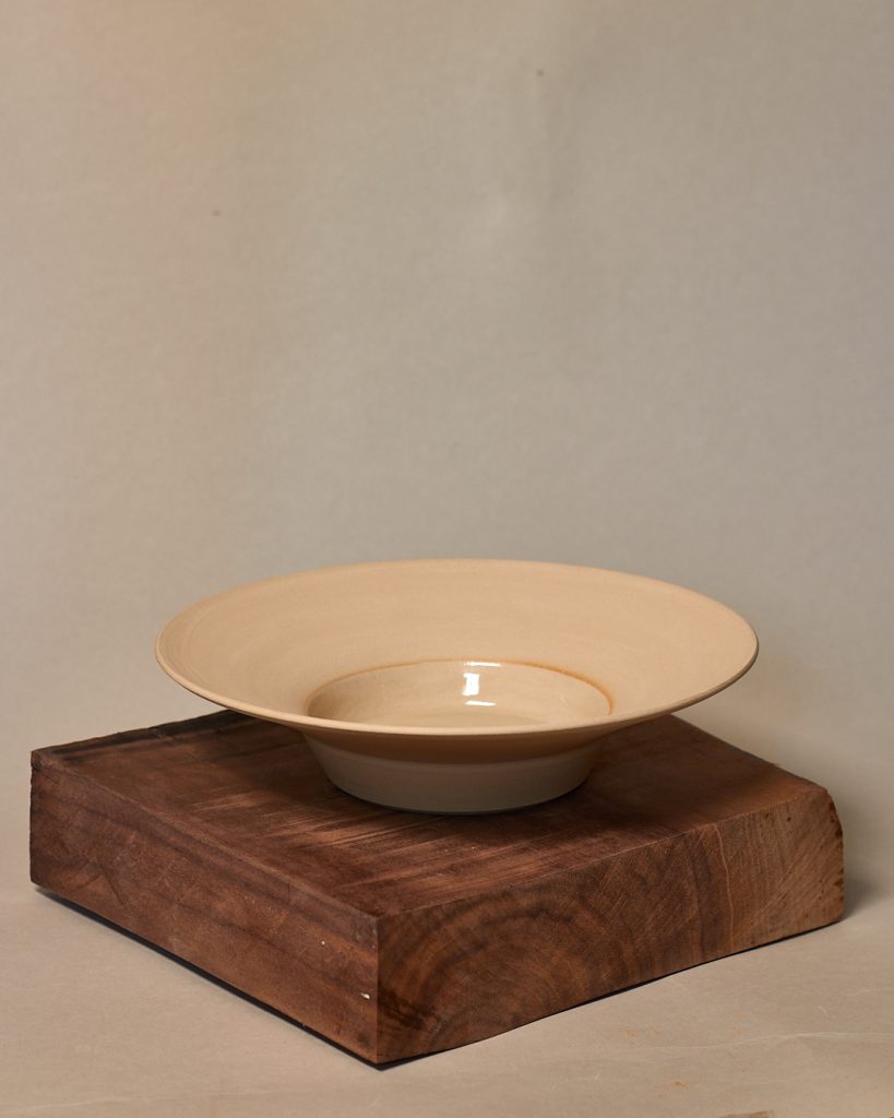 Teller heller, cremefarbener Ton, transparente Glasur handgemacht, auf Töpferscheibe gedreht