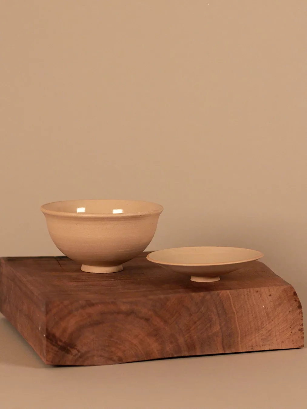 Handgemachtes Schälchen mit Deckel aus Ton, hell, creme