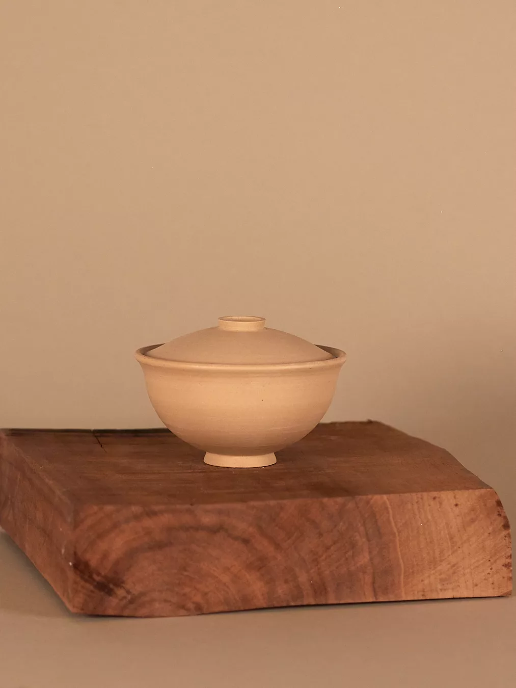 Handgemachtes Schälchen mit Deckel aus Ton, hell, creme