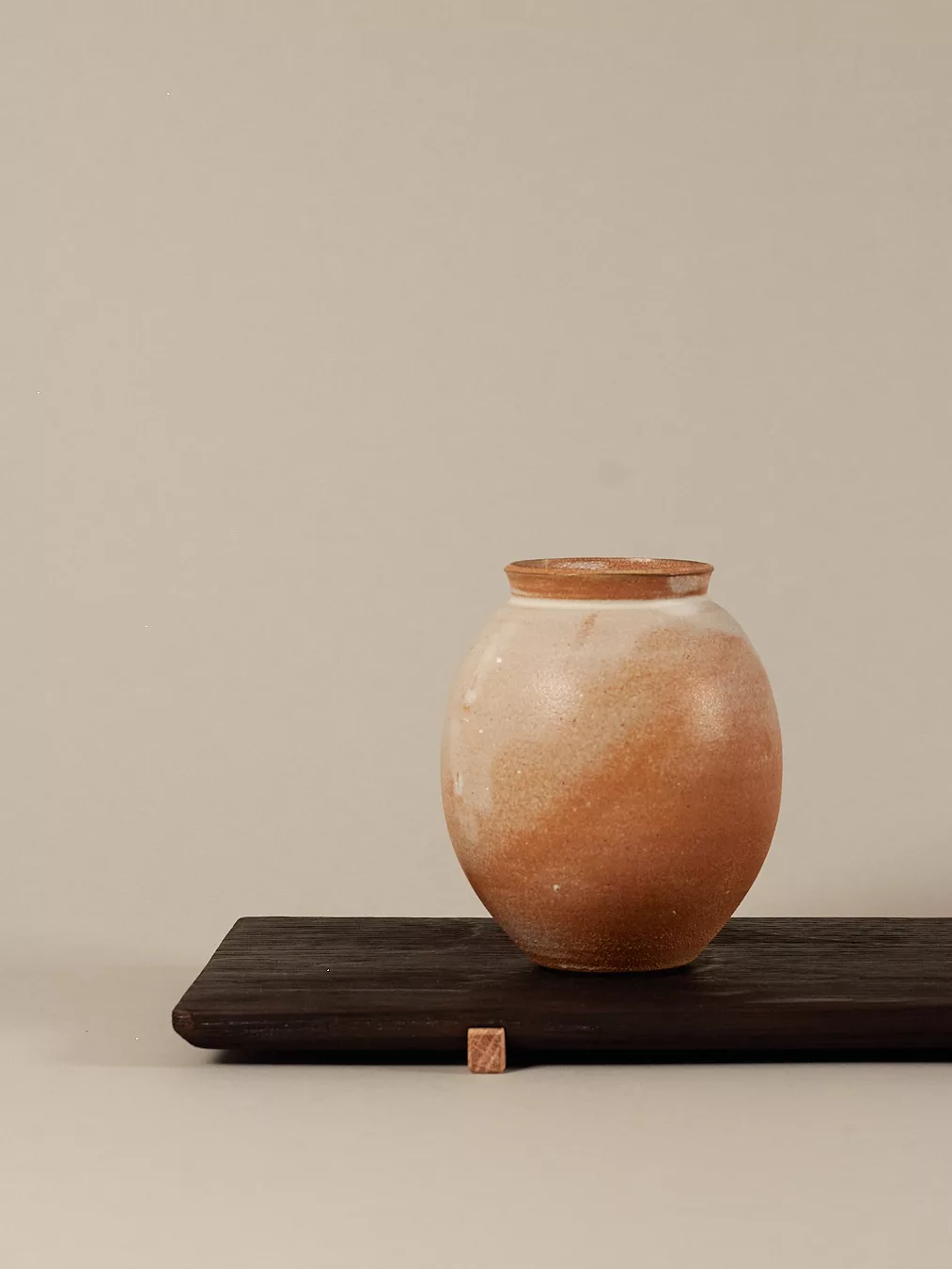 Tablett aus geschwärzter Eiche mit handgemachter Vase