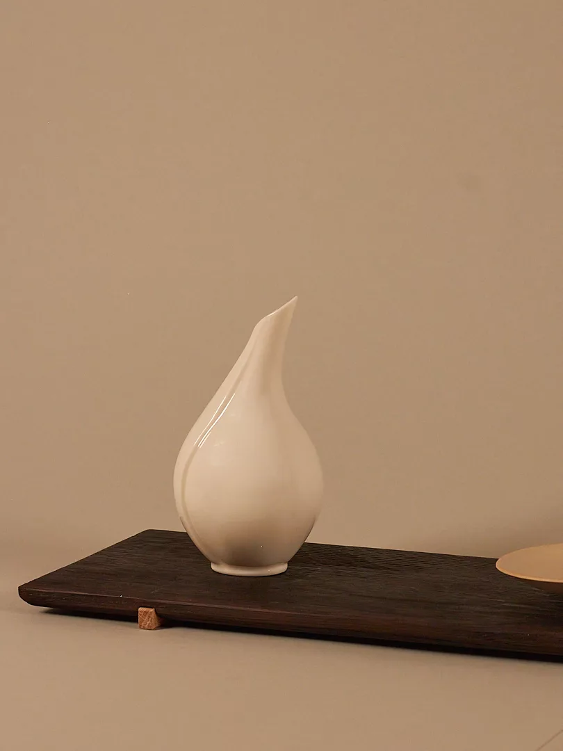 Tablett aus geschwärzter Eiceh mit handgemachter Porzellanvase und Teller und Holzlöffel